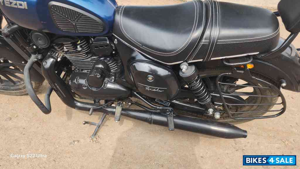 Blew Croma Yezdi Roadster Dark