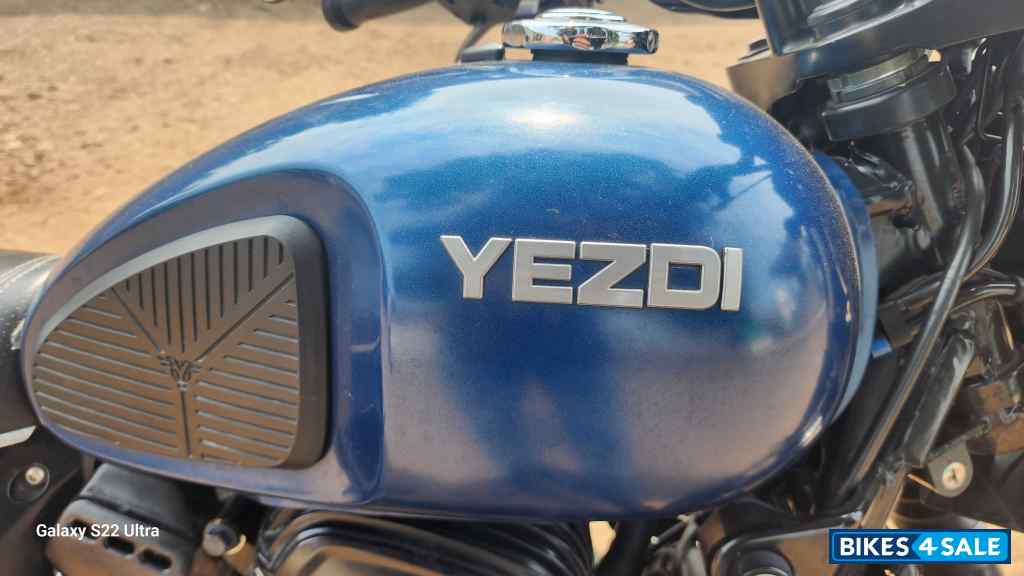 Blew Croma Yezdi Roadster Dark