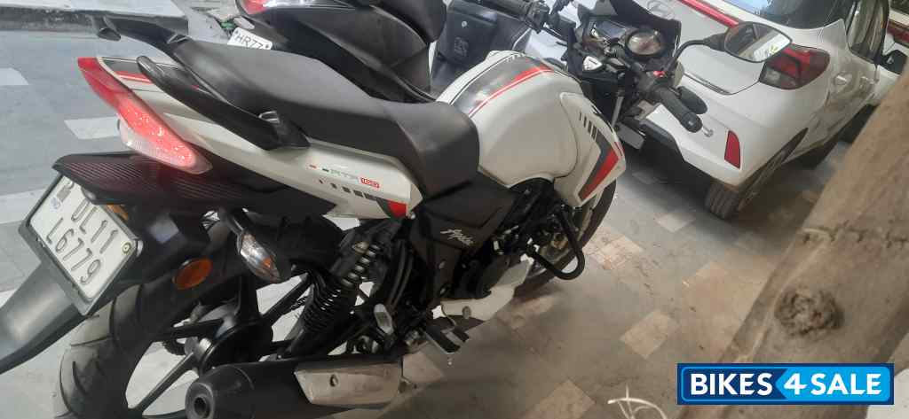 White TVS Apache RTR 160 White TVS Apache RTR 160