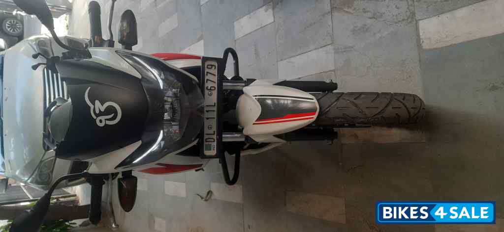 White TVS Apache RTR 160 White TVS Apache RTR 160