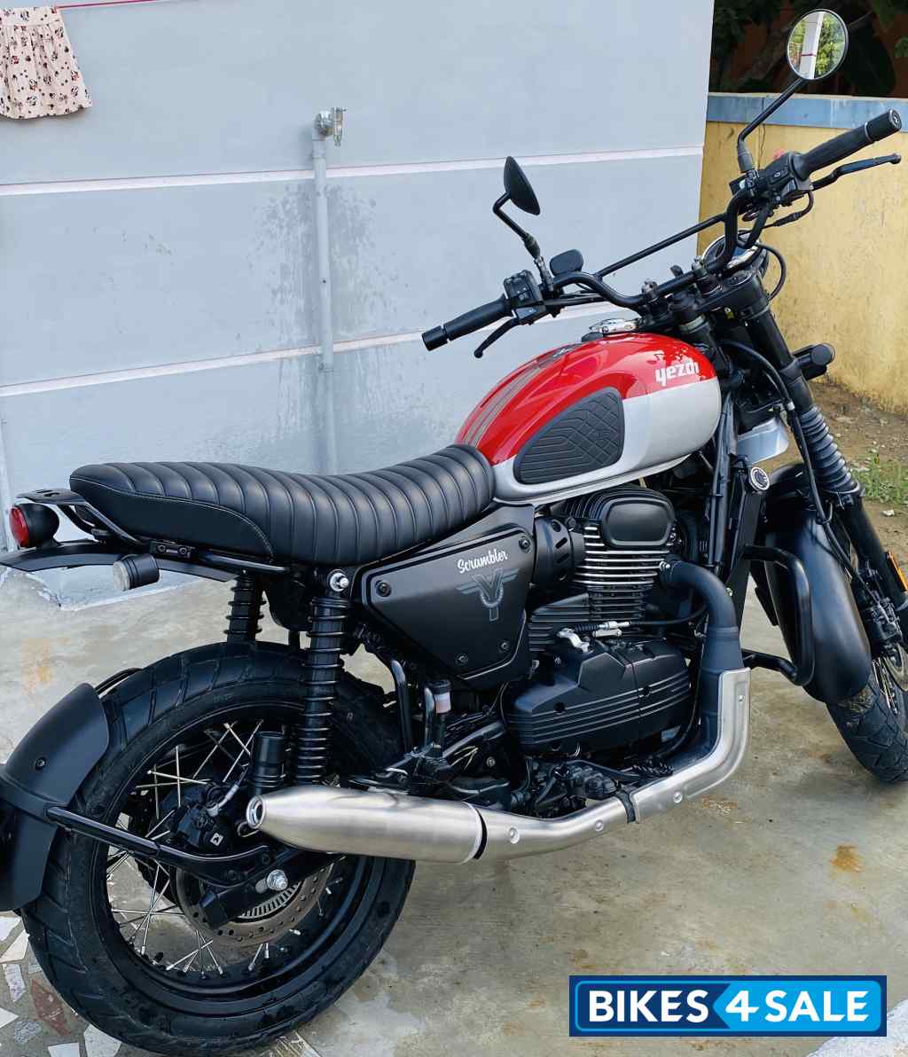 Yezdi Scrambler Dual Tone