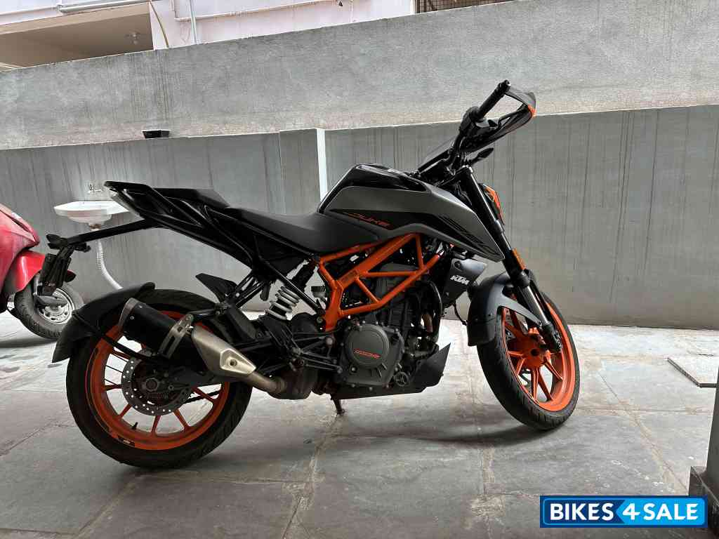 Black KTM Duke 390