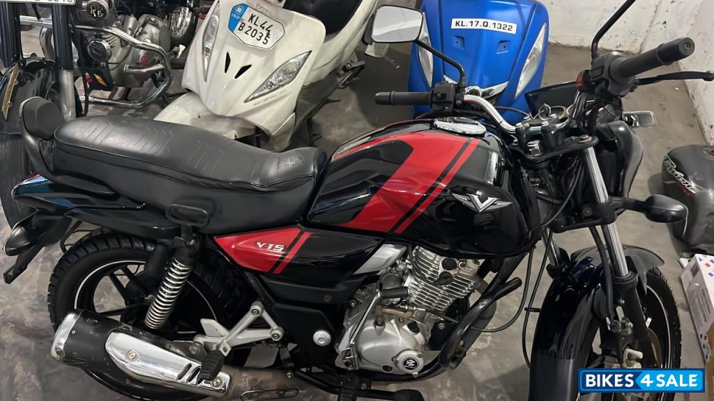 Bajaj V15