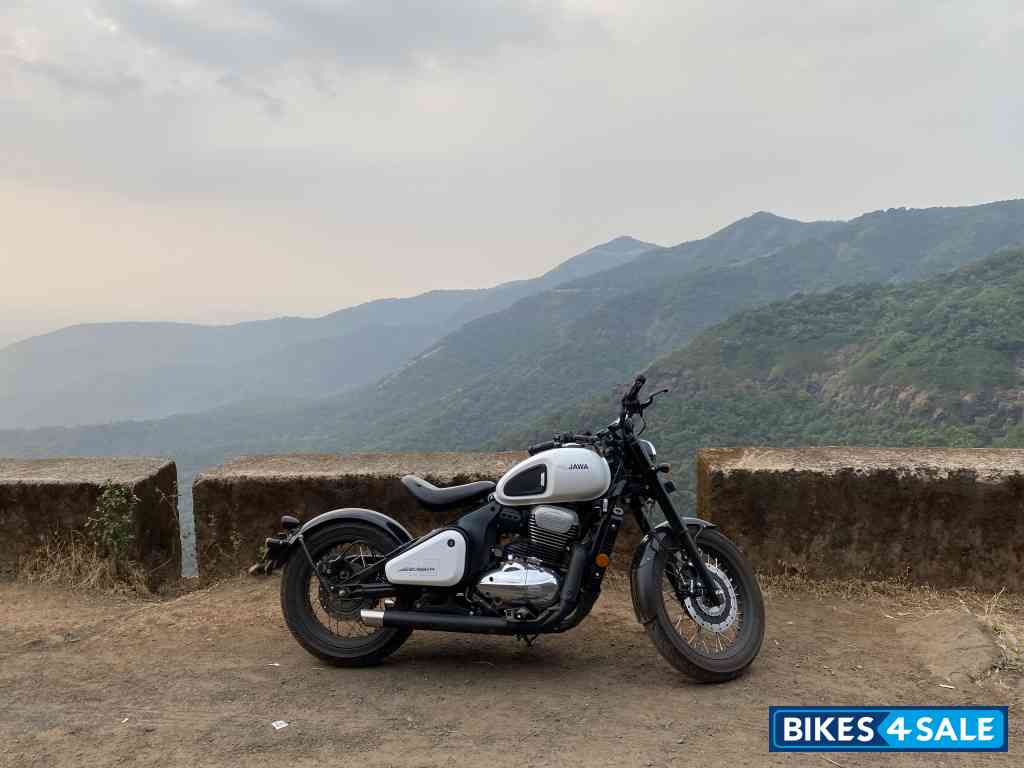 Moonstone White Jawa 42 Bobber Dual Channel ABS