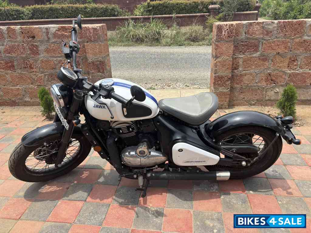 Moonstone White Jawa 42 Bobber Dual Channel ABS