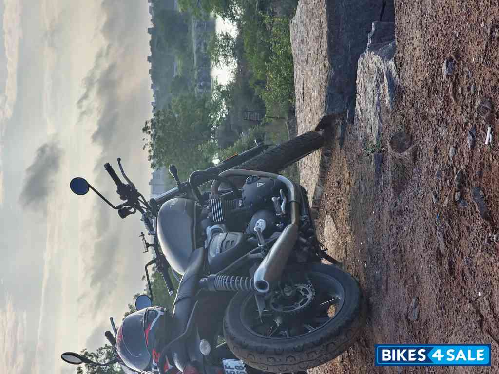 Matt Iron Stone Triumph Street Twin