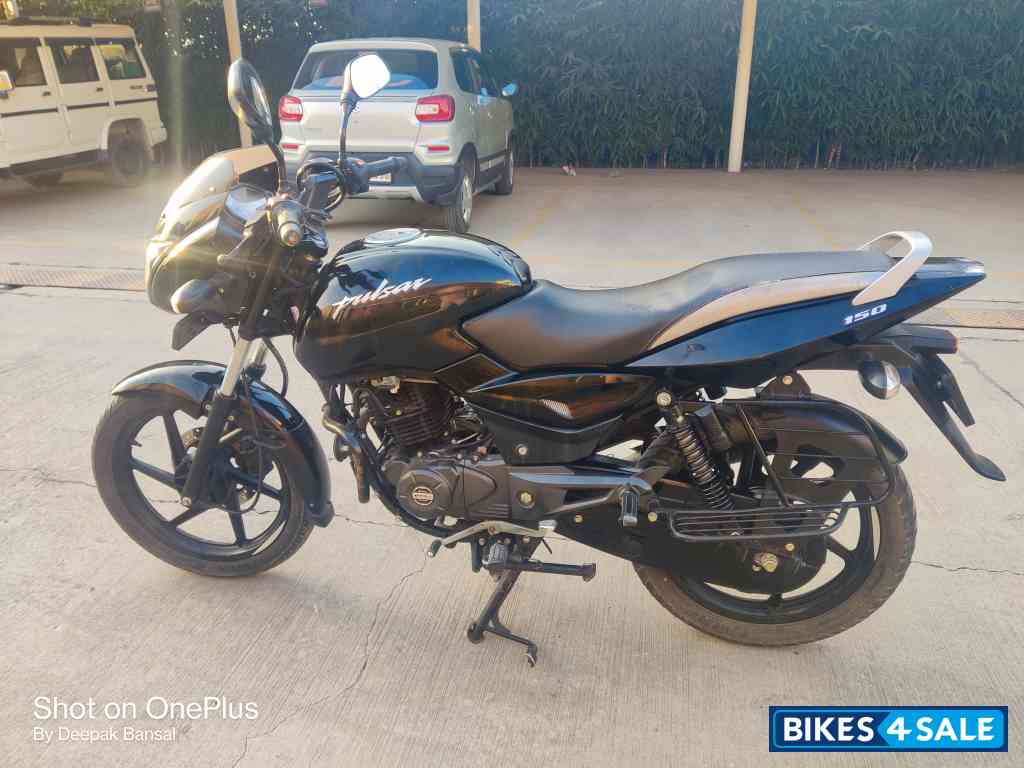 Black Bajaj Pulsar 150 Neon