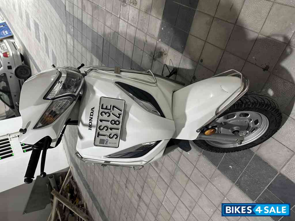 White Honda Activa 6G