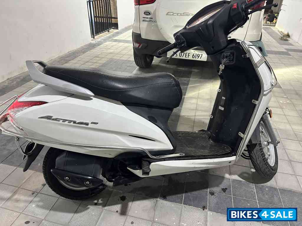 White Honda Activa 6G