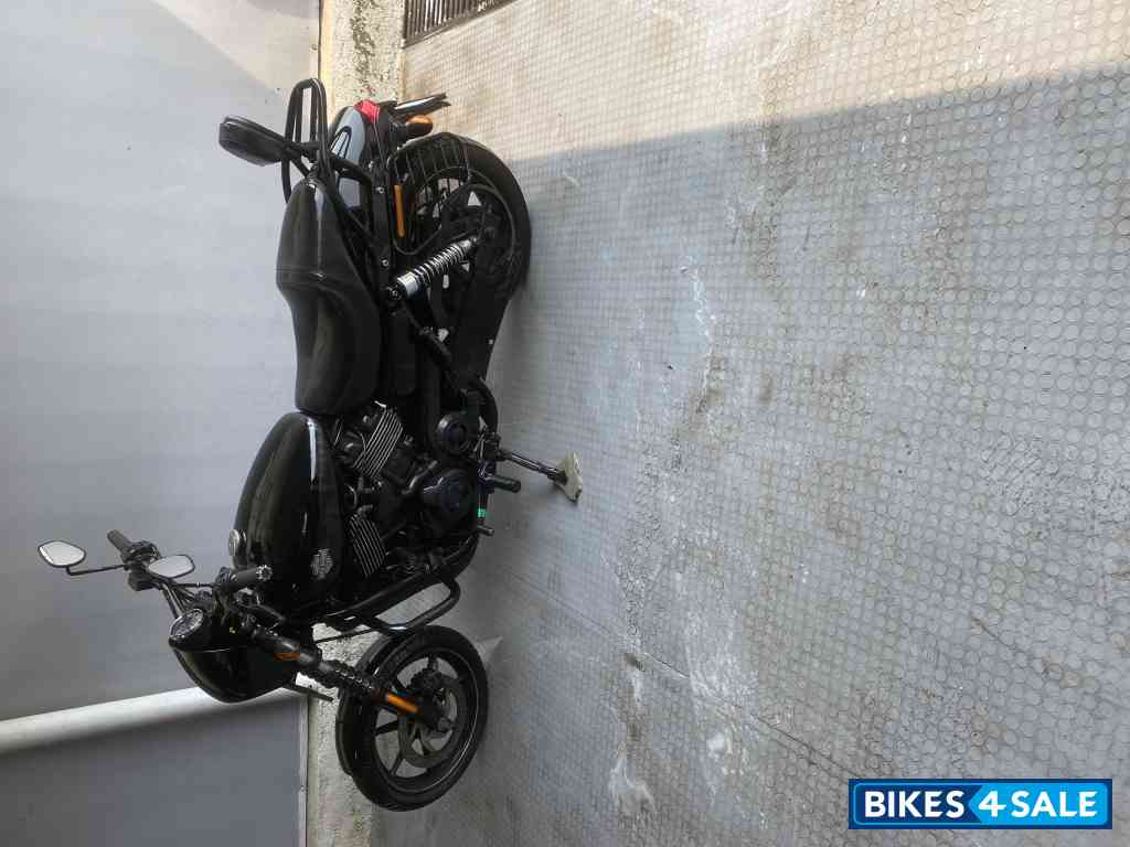 Black Harley Davidson Street 750