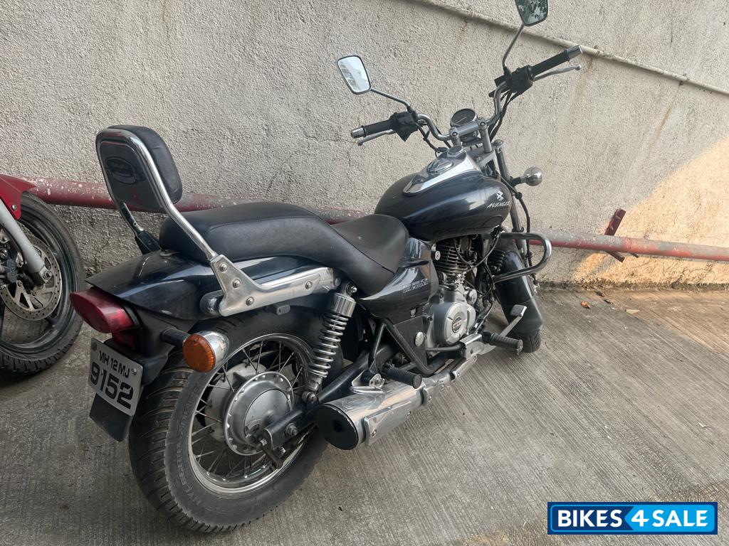 Black Bajaj Avenger 220 DTS-i