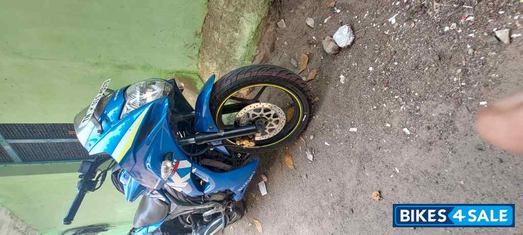 Blue Suzuki Gixxer SF