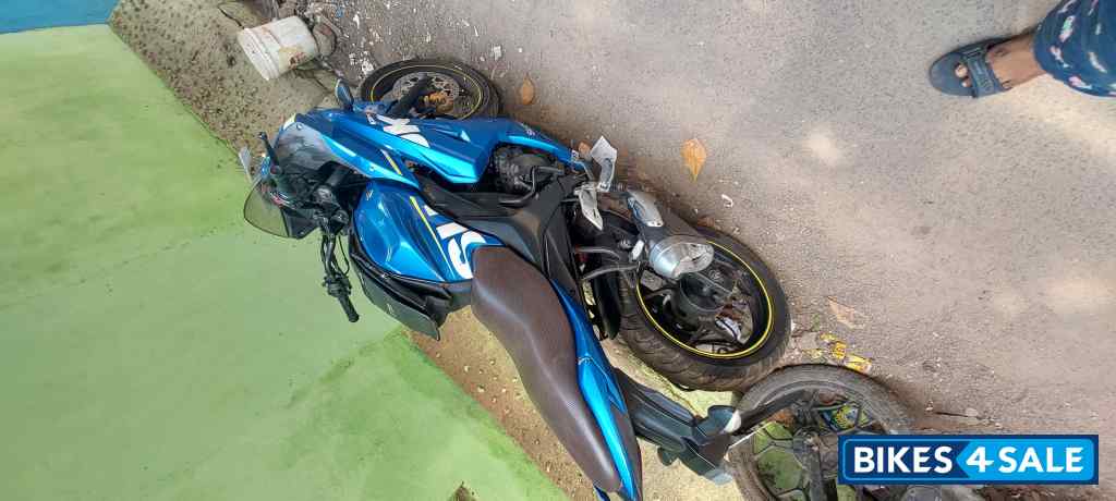 Blue Suzuki Gixxer SF