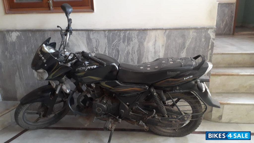 Black Bajaj Discover 125