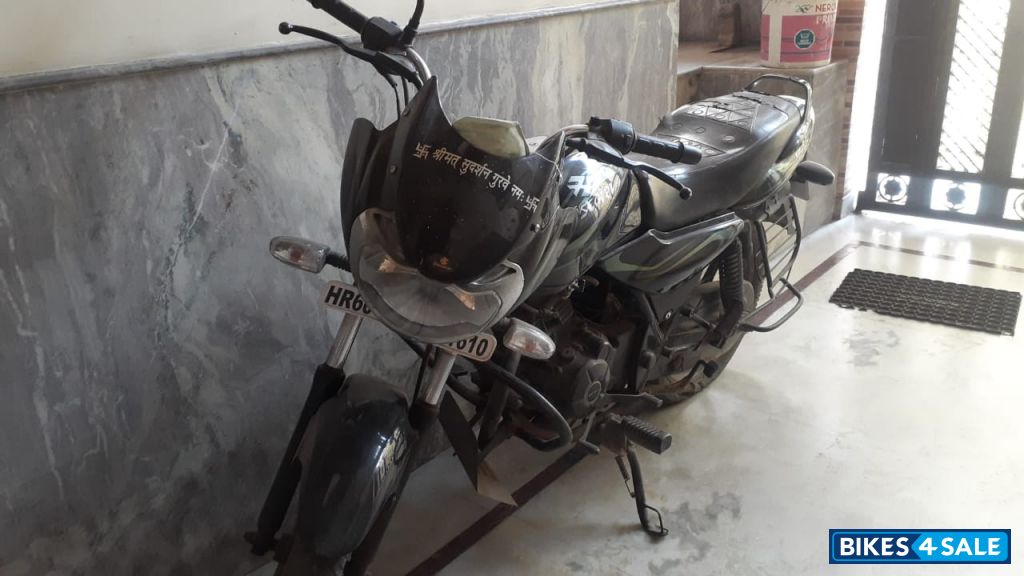 Black Bajaj Discover 125