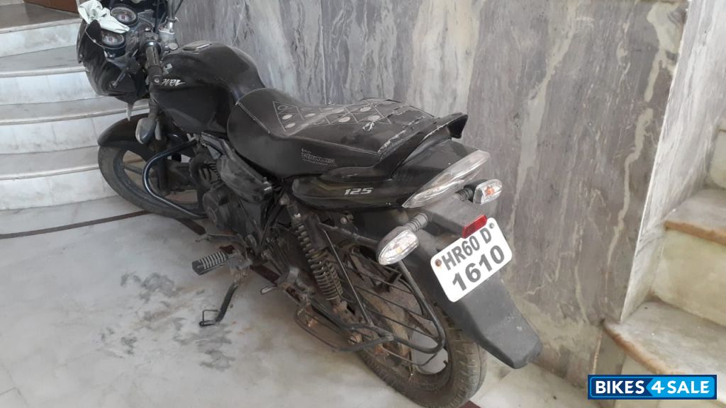 Black Bajaj Discover 125