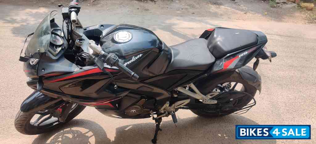 Black Bajaj Pulsar RS 200