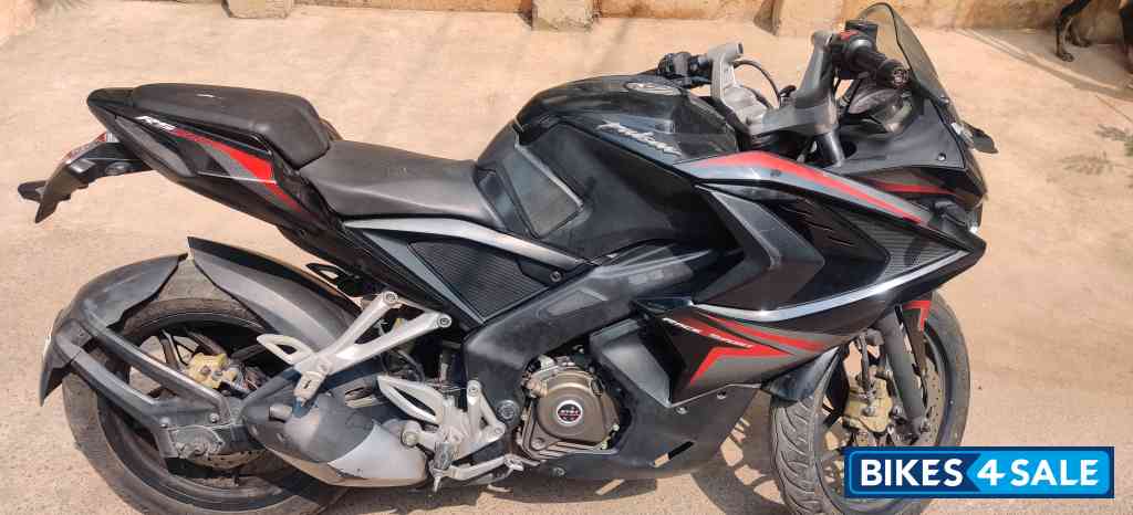 Black Bajaj Pulsar RS 200