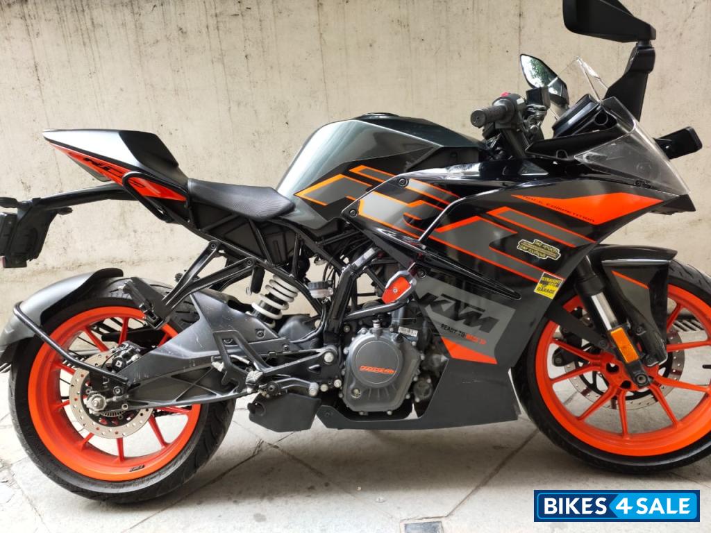 Black KTM RC 200 2020