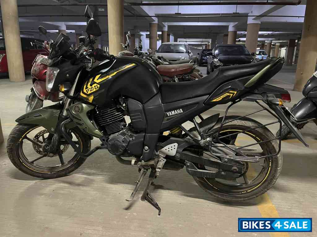 Army Yamaha FZ-S