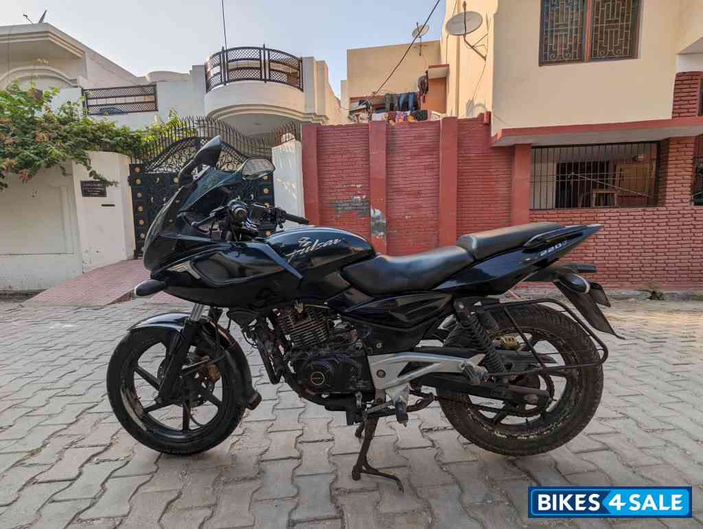 Bajaj Pulsar 220F