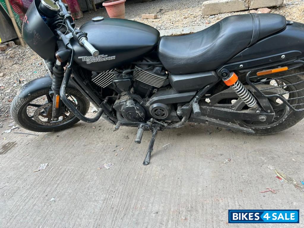 Black Harley Davidson Street 750