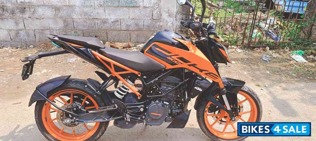 Orange KTM Duke 200 2022