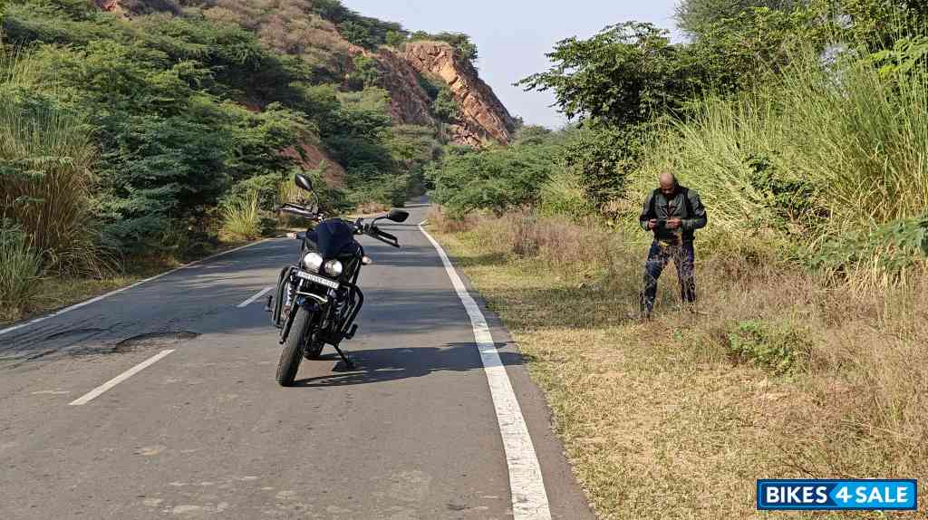 Pearl Black Mahindra Mojo 300 ABS BS6