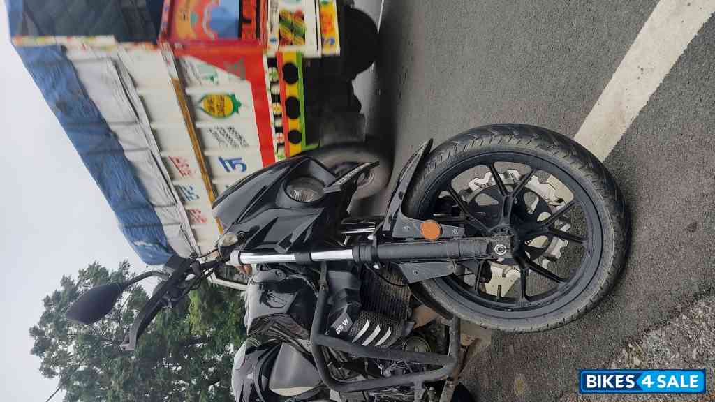 Pearl Black Mahindra Mojo 300 ABS BS6