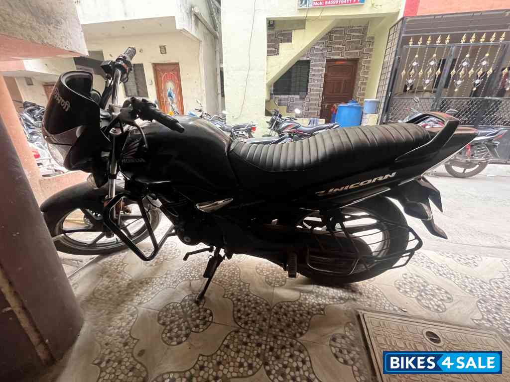 Black Honda Unicorn 160 BS6