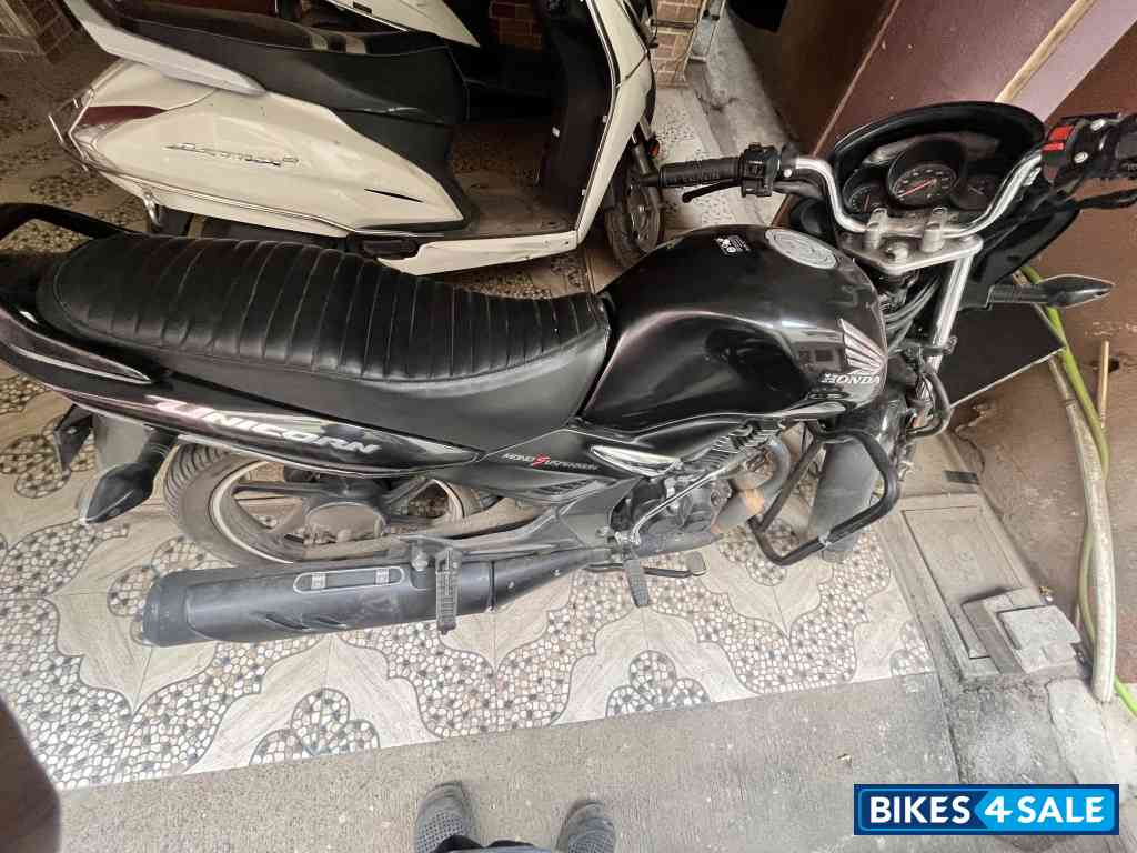 Black Honda Unicorn 160 BS6