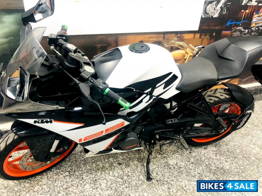 White KTM RC 125