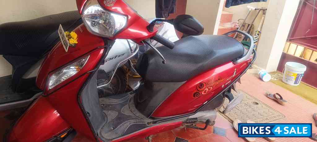 Red Honda Activa i