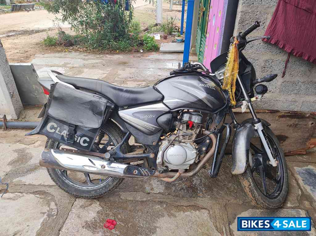 Grey Honda Shine 125