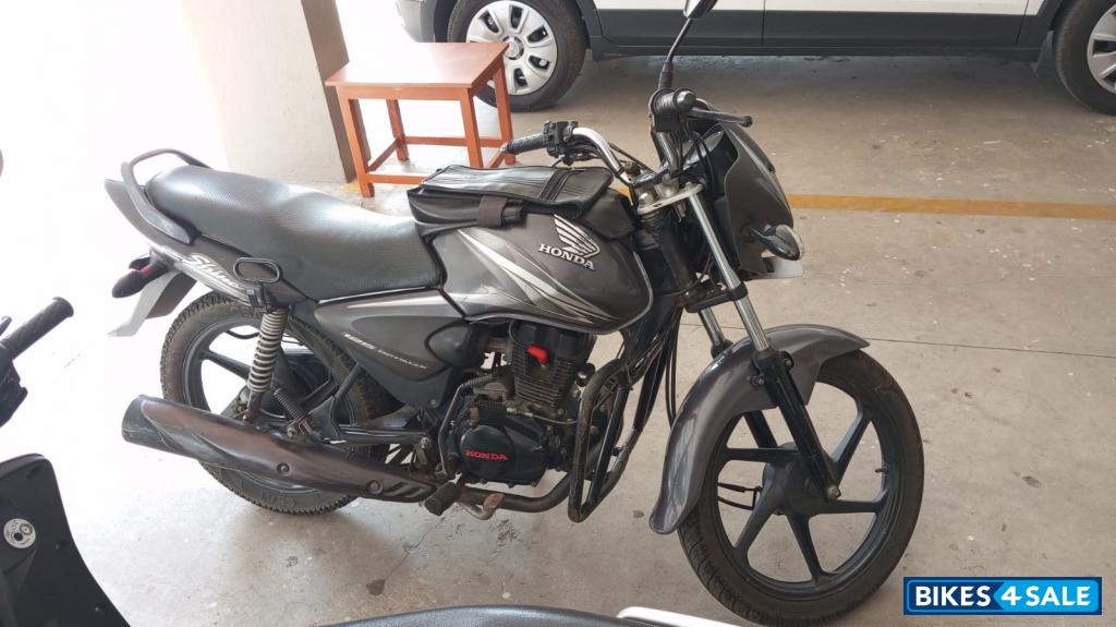 Grey Honda Shine 125