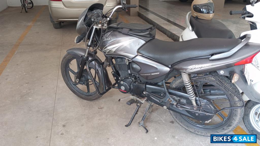Grey Honda Shine 125