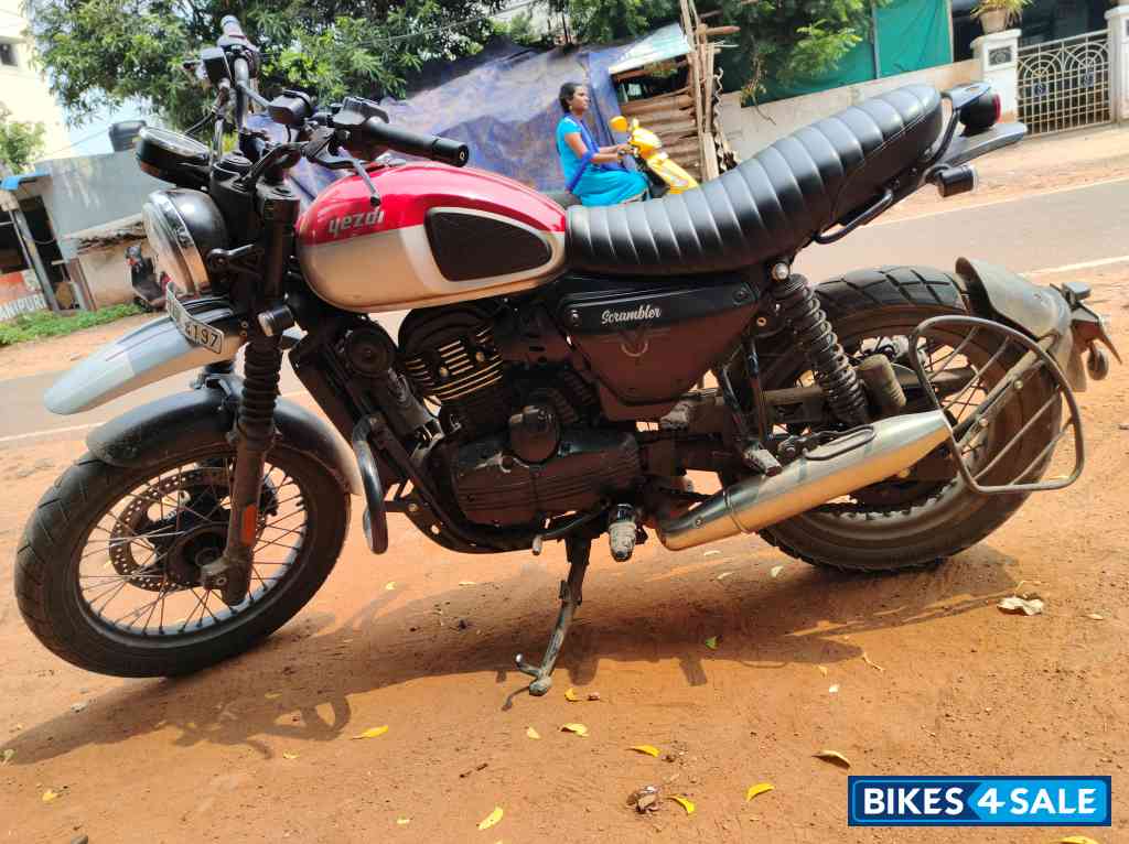 Yezdi Scrambler Dual Tone