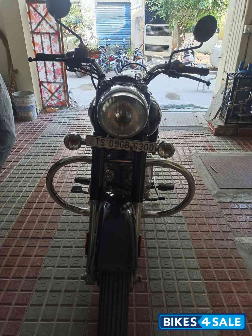 Black Royal Enfield Bullet Standard 350