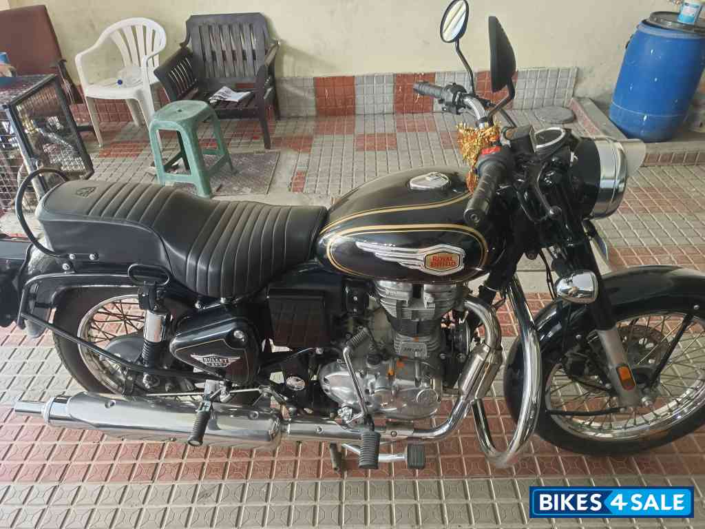 Black Royal Enfield Bullet Standard 350