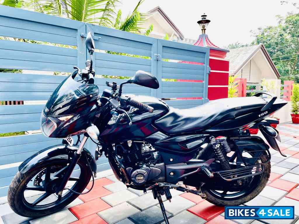 Classic Black Bajaj Pulsar 150 Classic