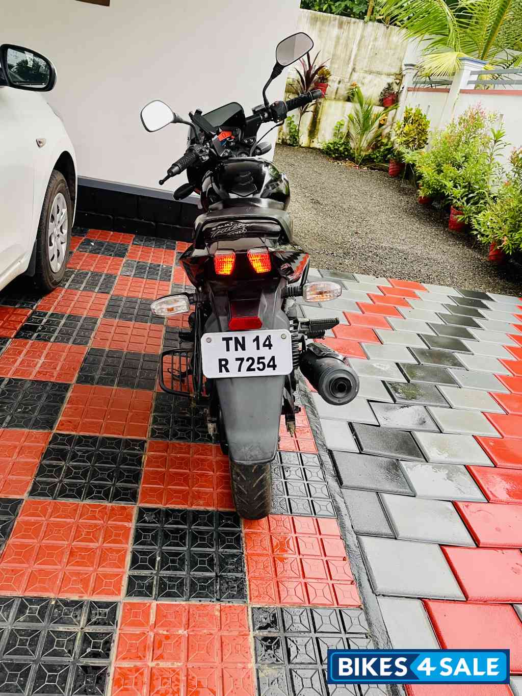 Classic Black Bajaj Pulsar 150 Classic