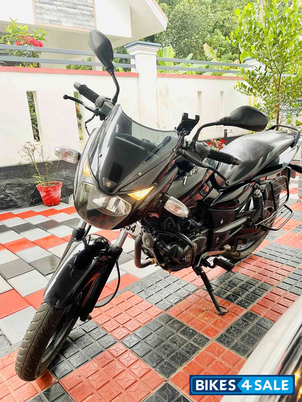 Classic Black Bajaj Pulsar 150 Classic