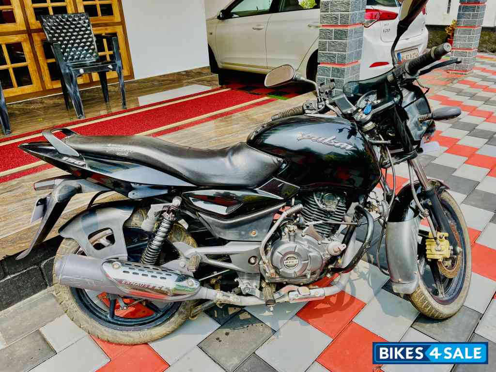 Classic Black Bajaj Pulsar 150 Classic