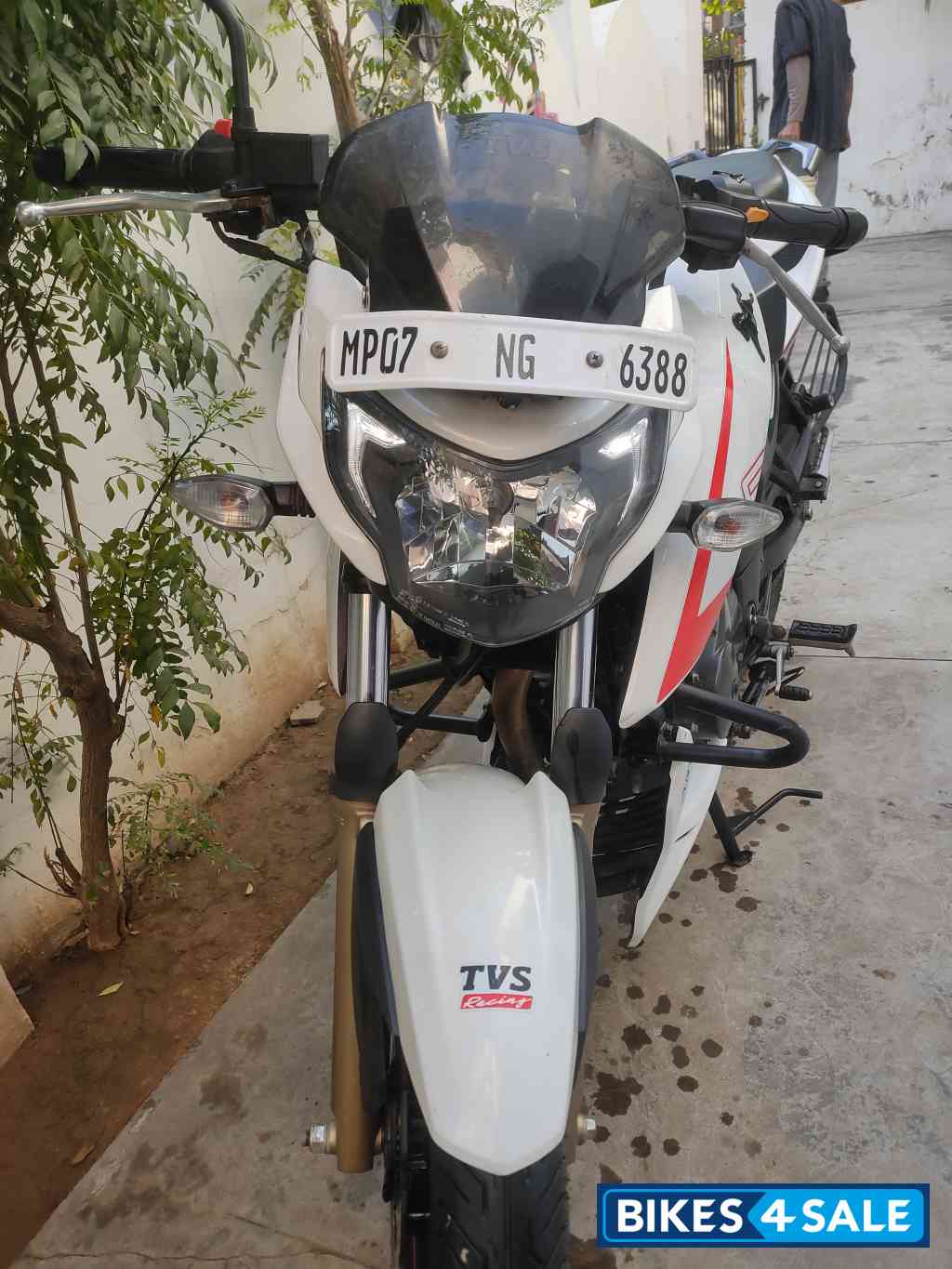 White TVS Apache RTR 200 4V ABS