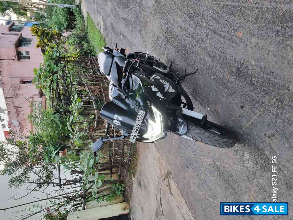 Black Suzuki Gixxer SF