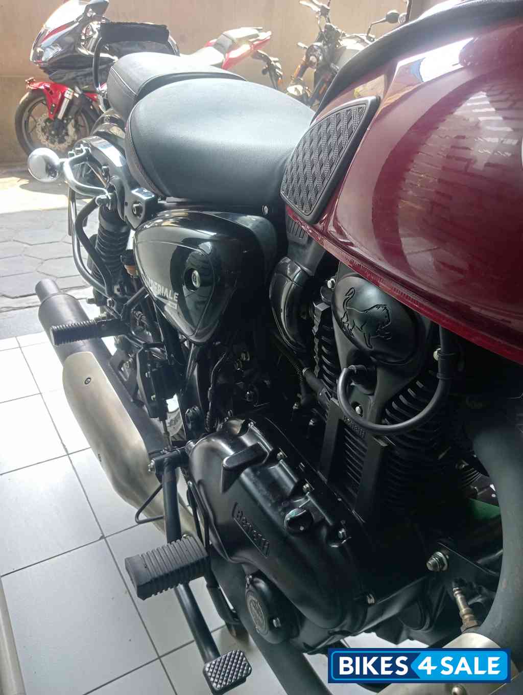 Red Benelli Imperiale 400 BS6