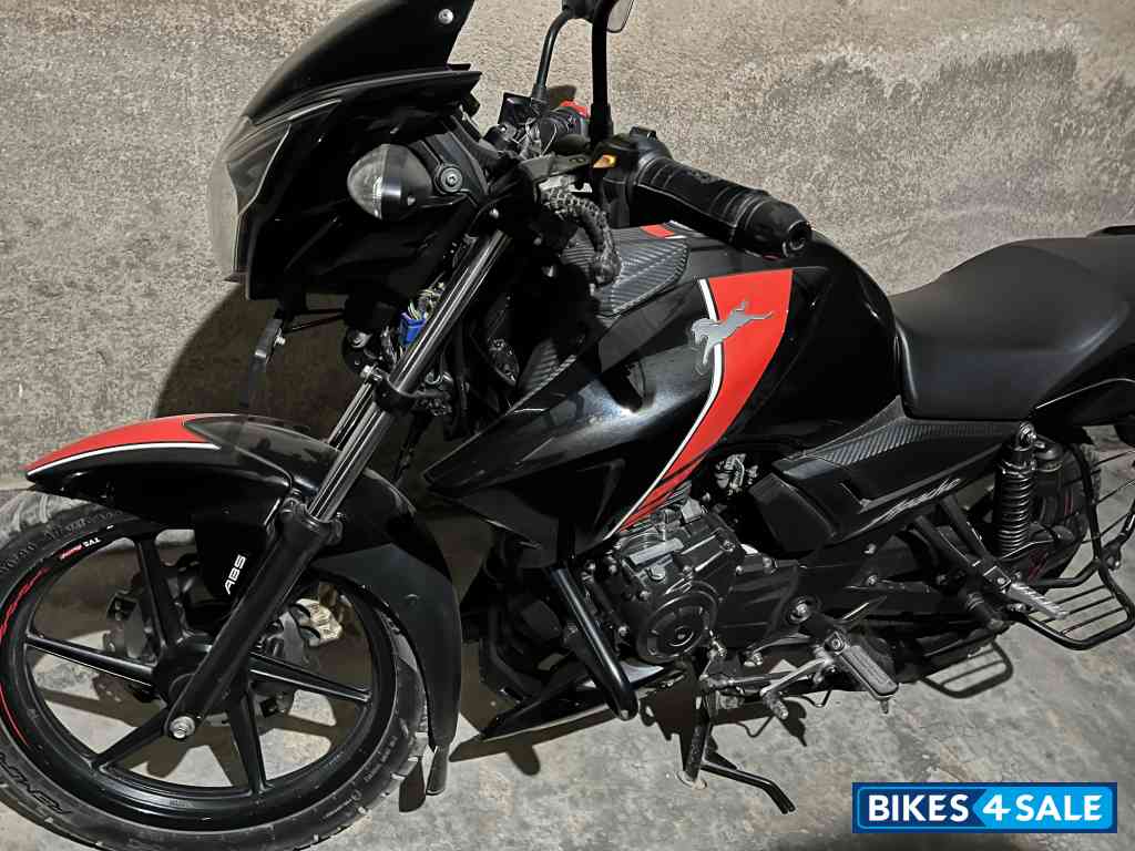Black TVS Apache RTR 160