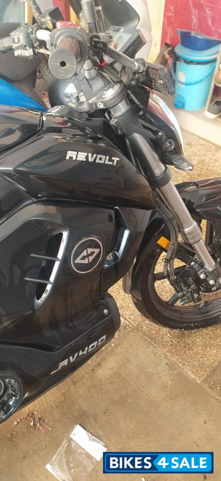 Revolt RV 400 Revolt RV 400