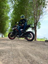 Black &red Kawasaki Z900 2023