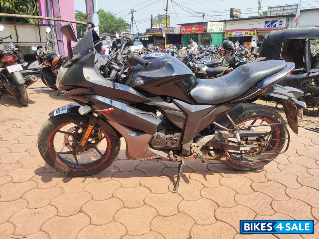 Black Suzuki Gixxer SF